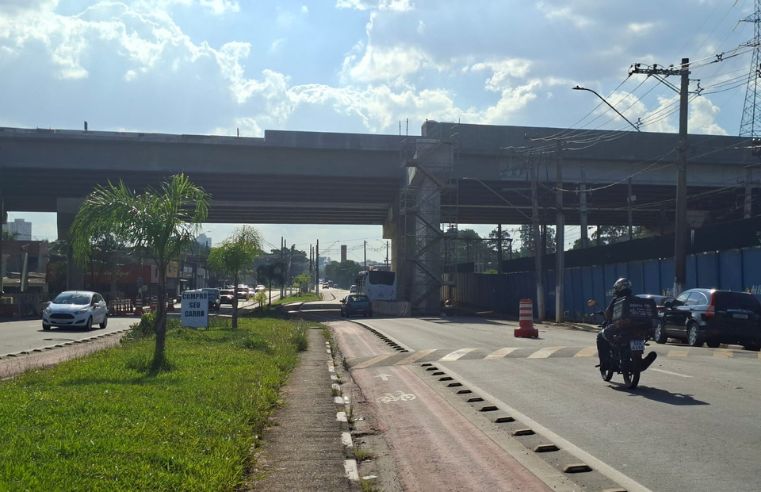 Trânsito muda em Poá para içamento de vigas do complexo