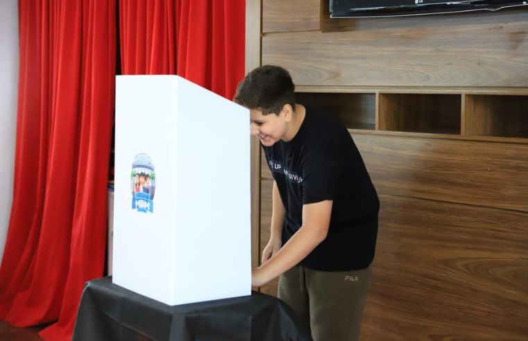 Alunos de Arujá elegem vereadores mirins 2026