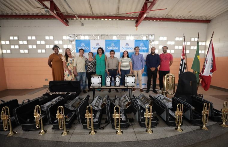 Suzano entrega instrumentos musicais a alunos