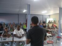Santa Isabel entrega uniformes para servidores da infraestrutura