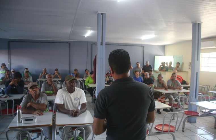 Santa Isabel entrega uniformes para servidores da infraestrutura