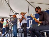 Música sertaneja reúne público no Centro de Mogi