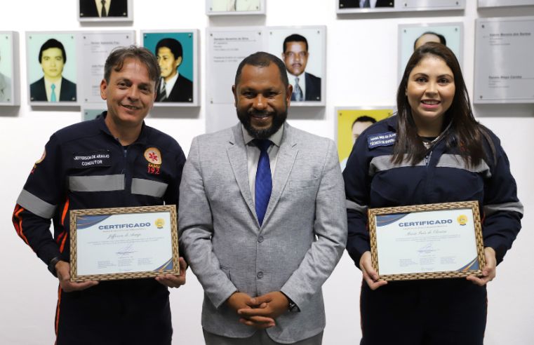 Câmara de Arujá homenageia enfermeiros do Samu
