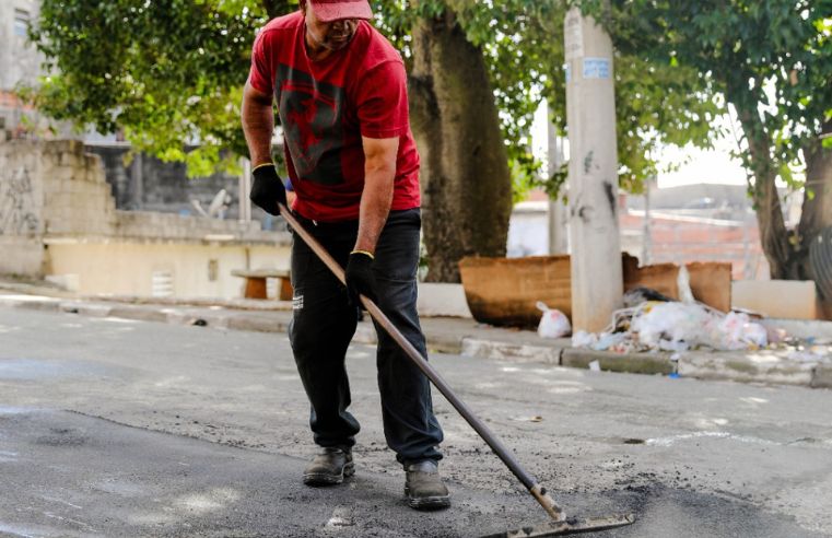 Operação recupera pavimento no Jardim Barão em Ferraz