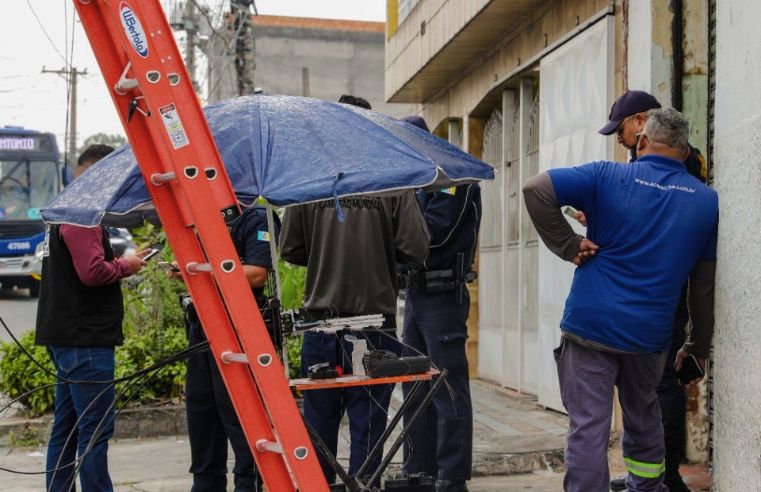 Fiscalização flagra instalação irregular de fios em Ferraz