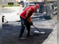 Operação recupera pavimento no Jardim Barão em Ferraz