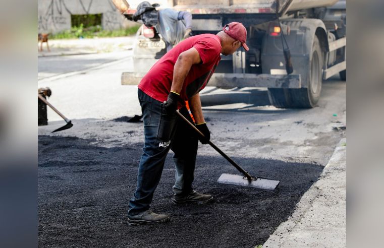 Operação recupera pavimento no Jardim Barão em Ferraz