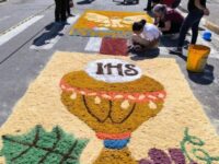 Poá celebra Corpus Christi com 100 tapetes e missa campal