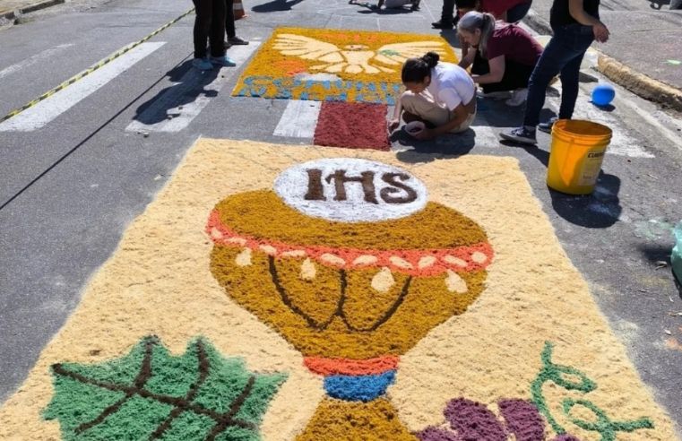 Poá celebra Corpus Christi com 100 tapetes e missa campal
