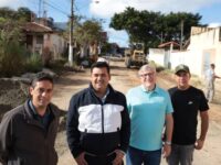 Prefeito acompanha início da pavimentação em bairros de Suzano