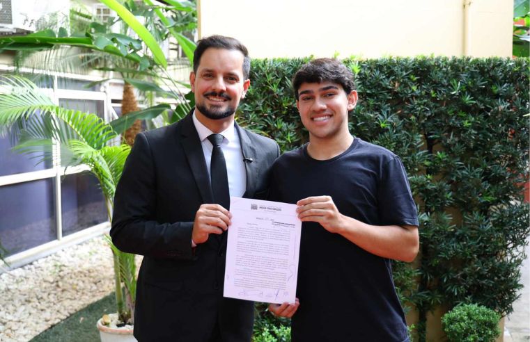Legislativo mogiano homenageia atleta de futsal campeão pelo Corinthians