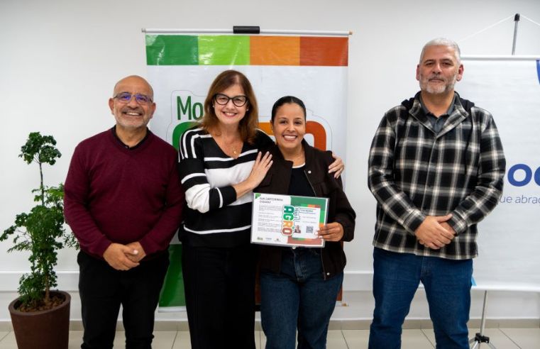Mara Bertaiolli entrega credenciais a novos feirantes