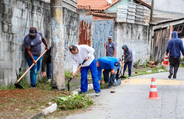 Serviços de limpeza avançam na Rua Guanabara em Ferraz