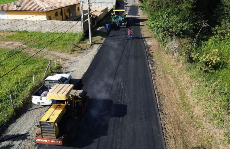 Operação tapa-buraco avança em bairros de Guararema