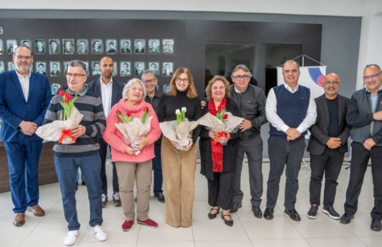 Mara Bertaiolli homenageia aposentados