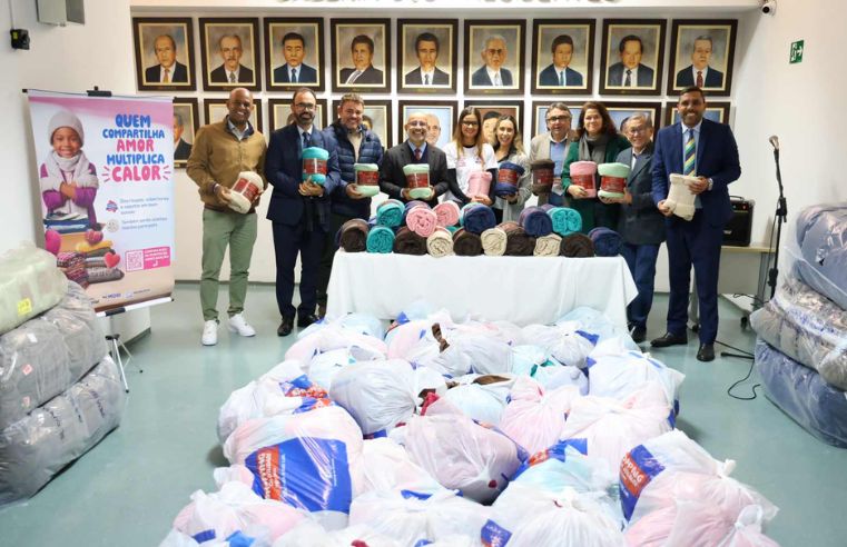 Câmara de Mogi doa cobertores para campanha do agasalho 2026