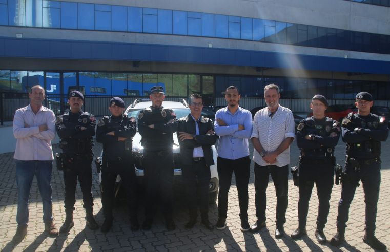 Ultrafarma doa viatura 0 km para a GCM de Santa Isabel