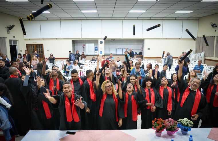 Ferraz de Vasconcelos celebra conquista de alunos da EJA