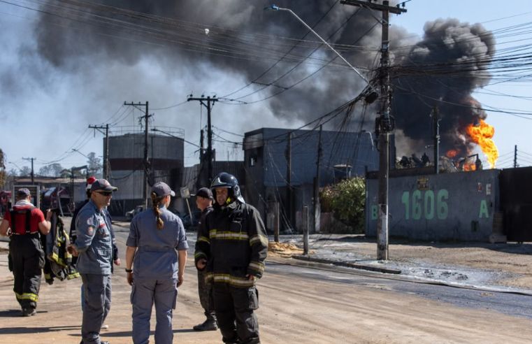 Incêndio mobiliza força-tarefa em empresa química de Itaquá