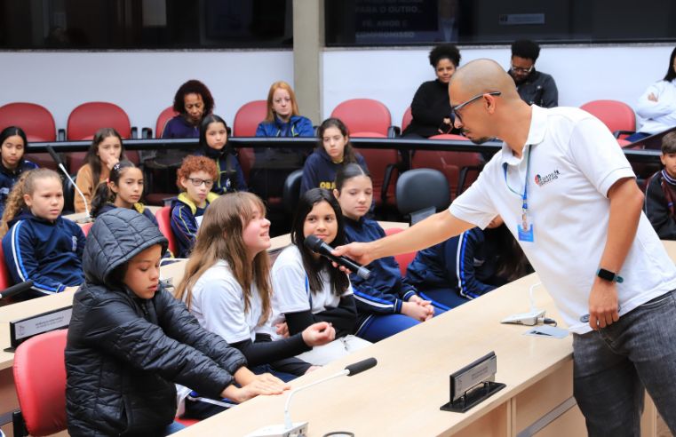 Estudantes conhecem funcionamento da Câmara de Arujá