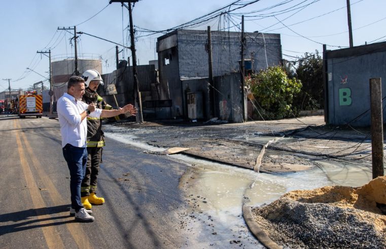 Incêndio em Itaquá segue com explosões e área isolada