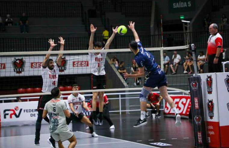Vôlei Mania estreia com derrota apertada para o Sesi-SP