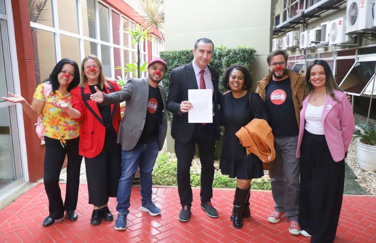Trupe do Riso recebe homenagem do legislativo mogiano