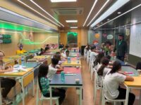 Ferraz recebe carreta que ensina educação financeira a crianças
