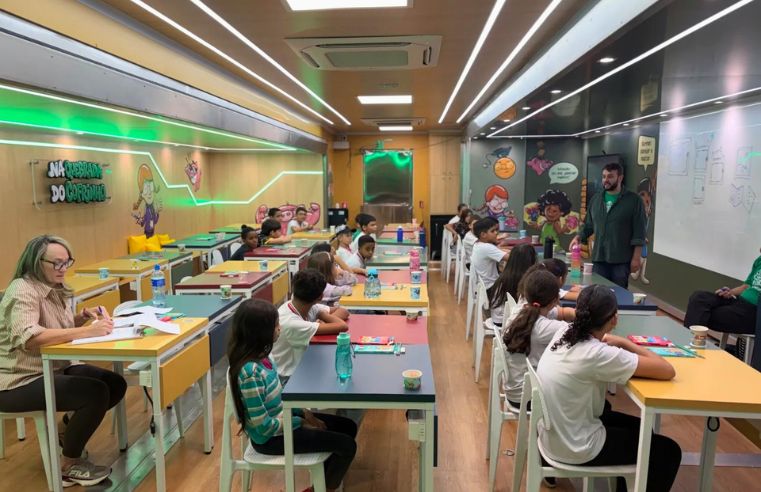 Ferraz recebe carreta que ensina educação financeira a crianças
