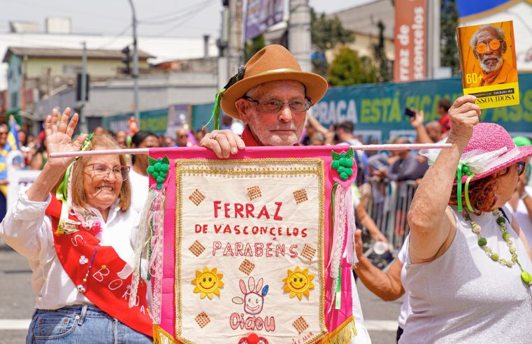 Ferraz comemora 73 anos com desfile cívico na Avenida Brasil