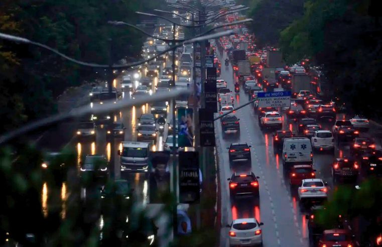 Forte chuva alaga ruas do centro de São Paulo e deixa um morto 